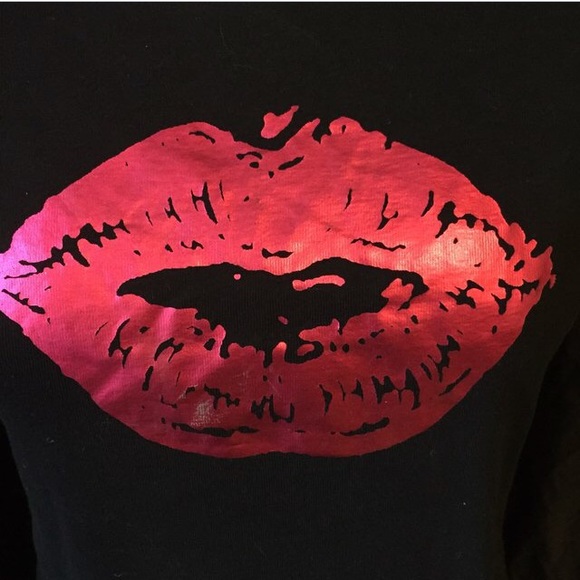 COPY - Black shirt with metallic red lips. - Picture 4 of 4